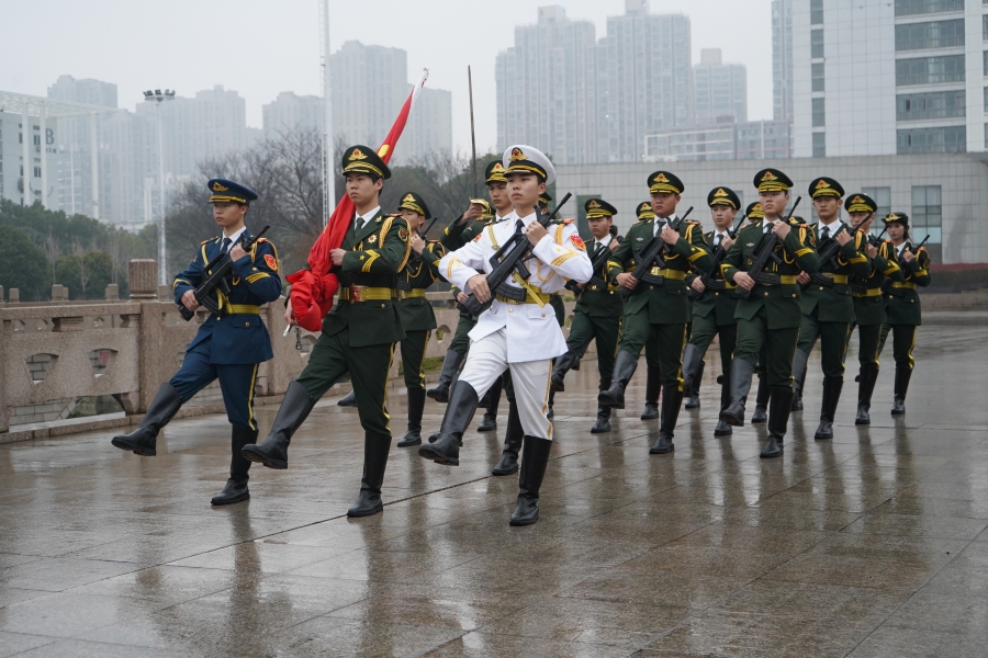 公司举行“开学第一课”暨“雷锋精神励青春”主题升旗仪式